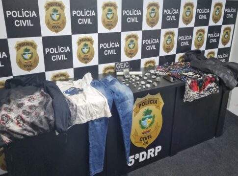 trio-e-detido-por-usar-machadinha-para-assaltar-mae-e-filhos-em-casa
