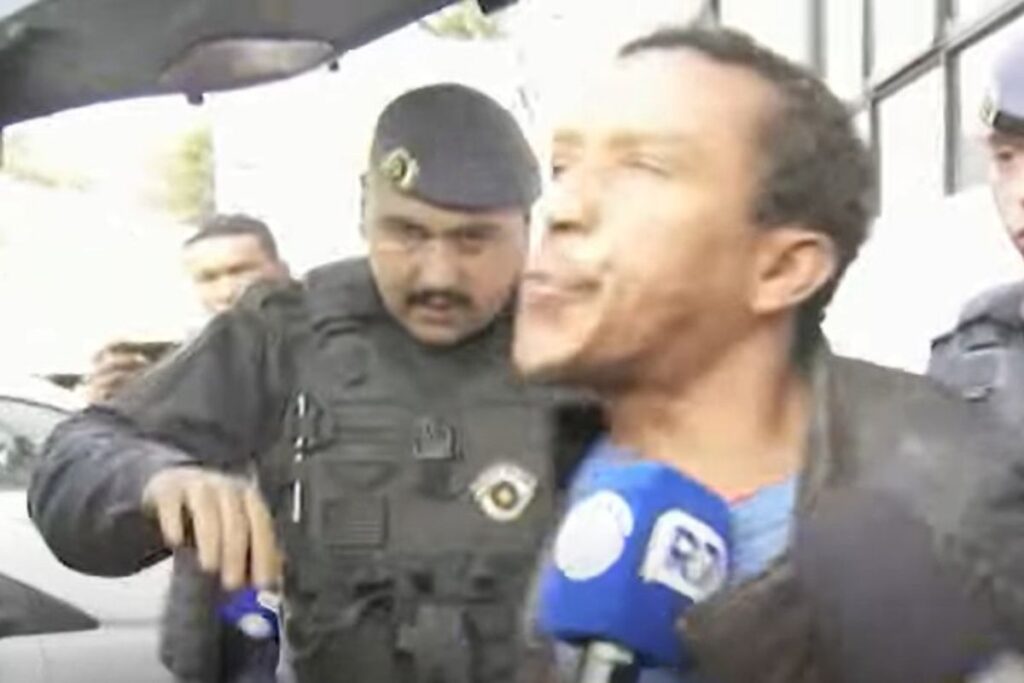 “galo-cego”-cuspiu-em-2-reporteres-ao-ser-preso-por-homicidio.-veja