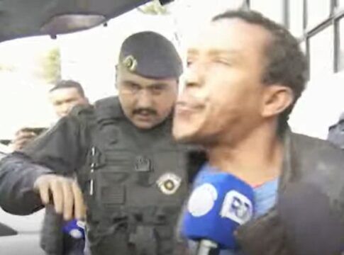“galo-cego”-cuspiu-em-2-reporteres-ao-ser-preso-por-homicidio.-veja