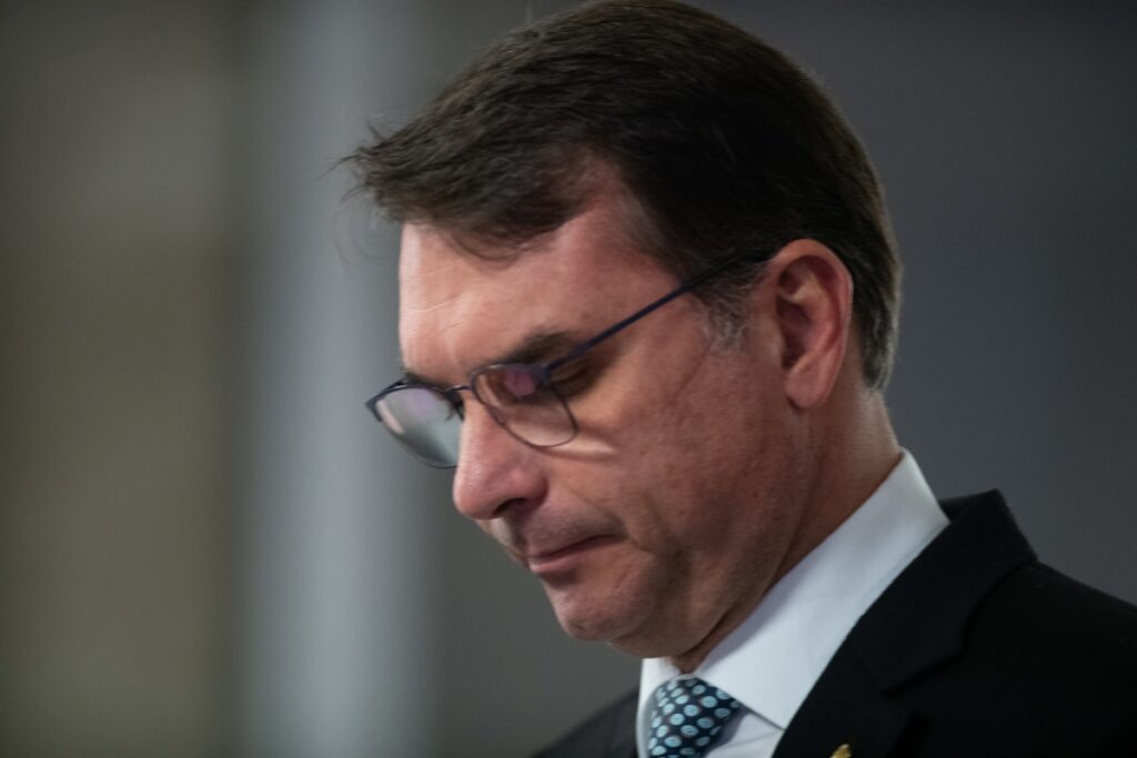 tarifaco:-flavio-se-manifesta-apos-haddad-reclamar-do-cla-bolsonaro