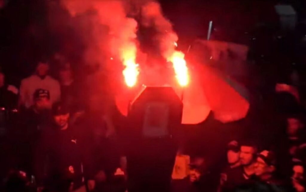 torcedores-do-corinthians-fazem-“enterro”-de-ex-presidentes-em-protesto