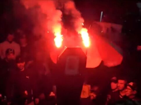 torcedores-do-corinthians-fazem-“enterro”-de-ex-presidentes-em-protesto