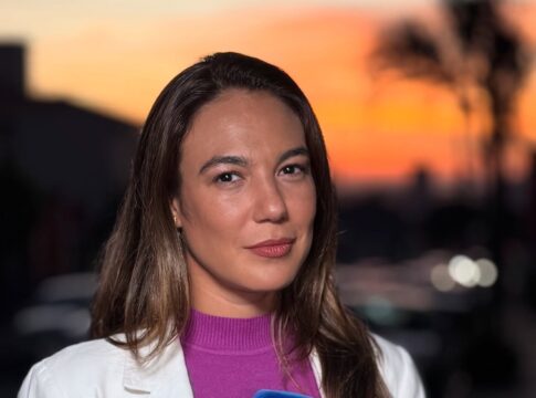 cusparada-e-empurrao:-quem-e-a-reporter-de-tv-agredida-2-vezes-ao-vivo