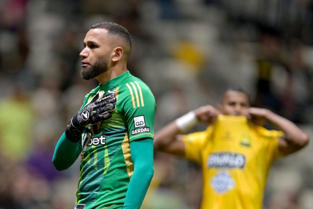 video:-everson-pega-dois-penaltis,-marca-e-classifica-o-galo-na-sula