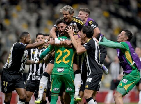 everson-brilha-e-galo-esta-nas-oitavas-de-final-da-sul-americana