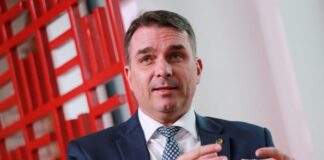 flavio-bolsonaro-rebate-mourao-por-fala-sobre-trump:-“errou”