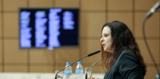 janaina:-“nao-da-para-alguem-de-tv-publica-fazer-striptease nas redes”