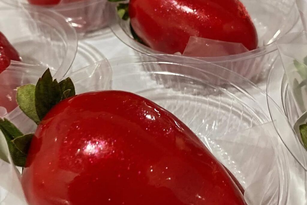 confeiteira-ensina-a-fazer-o-caramelo-perfeito-do-morango-do-amor