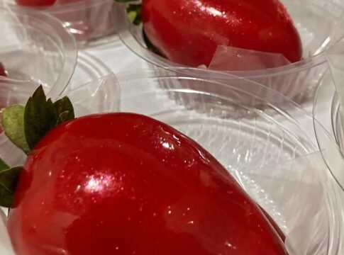 confeiteira-ensina-a-fazer-o-caramelo-perfeito-do-morango-do-amor