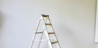 passar-debaixo-de-escadas-pode-ser-perigoso,-mas-sera-que-da-azar?