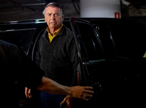 “eu-gostaria-de-conversar-com-voces,-mas-nao-posso”,-insiste-bolsonaro