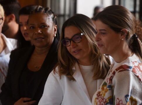 janja-se-emociona-ao-se-despedir-de-preta-gil;-veja
