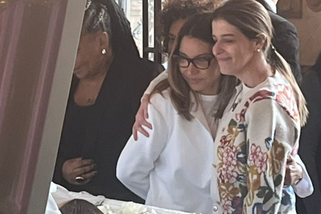 fotos:-janja-marca-presenca-e-se-despede-de-preta-gil-em-velorio