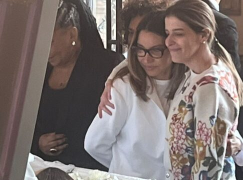 fotos:-janja-marca-presenca-e-se-despede-de-preta-gil-em-velorio