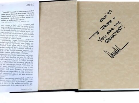 “voce-e-o-maioral”:-trump-elogia-epstein-em-dedicatoria-de-livro.-veja