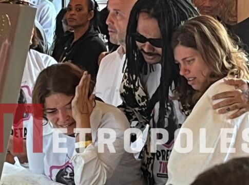 video:-amiga-de-preta-gil-surge-inconsolavel-durante-velorio-no-rio