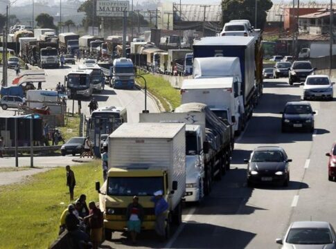 empresa-tera-de-pagar-r$-500-mil-a-caminhoneiro-que-recebia-“por-fora”