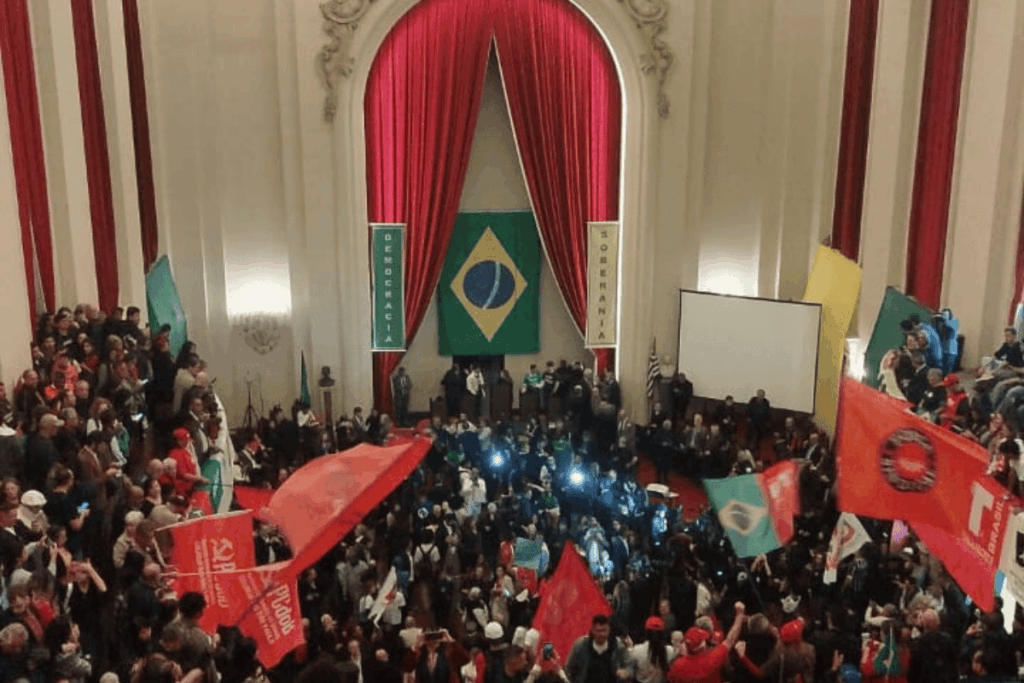 ato-na-usp-defende-soberania-nacional-e-confronta-tarifaco-de-trump