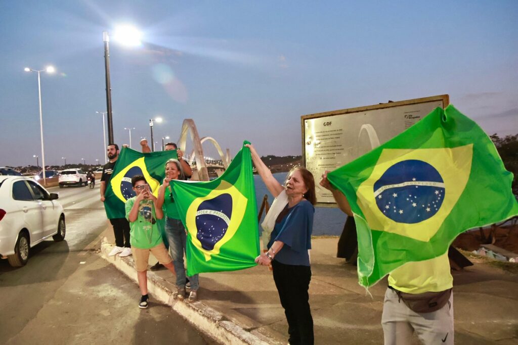 apoiadores-de-bolsonaro-fazem-buzinaco-contra-lula-e-moraes.-video