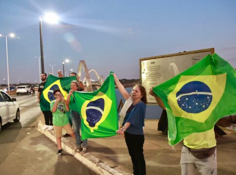 apoiadores-de-bolsonaro-fazem-buzinaco-contra-lula-e-moraes.-video