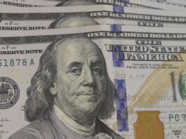 dolar-sobe-para-r$-5,56-puxado-pelo-mercado-externo