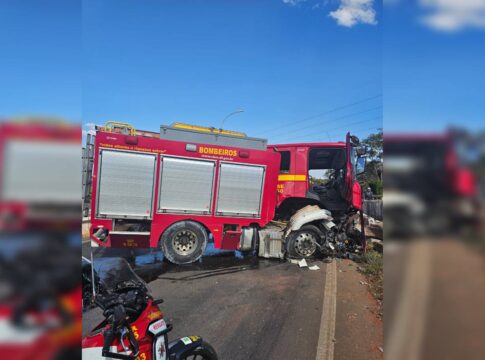 cinco-bombeiros-ficam-feridos-apos-viatura-bater-a-caminho-de-incendio