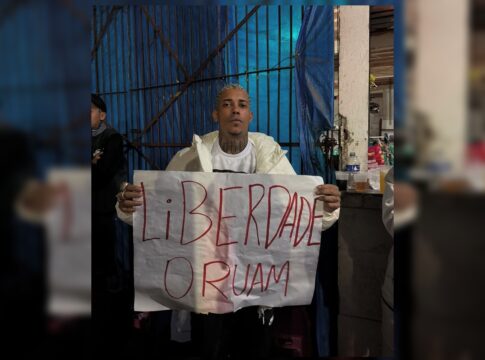 mc-poze-do-rodo-protesta-pela-liberdade-de-oruam:-“mc-nao-e-bandido”