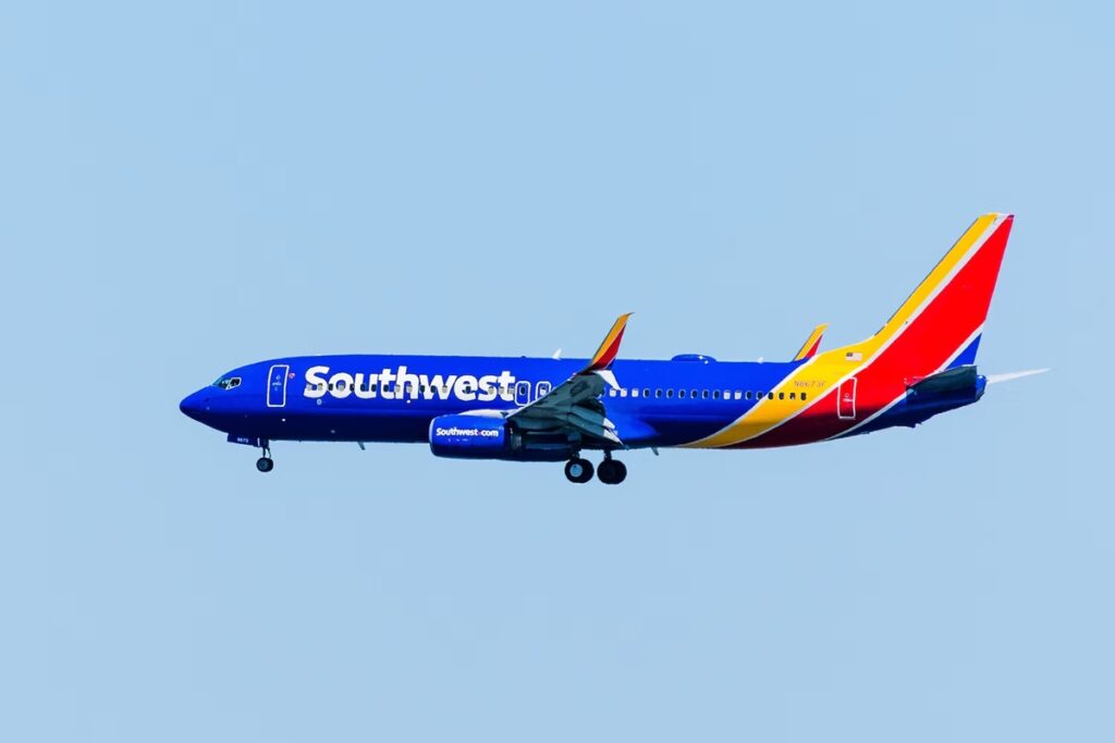 aviao-faz-manobra-brusca-no-ar-para-evitar-colisao-e-2-ficam-feridos