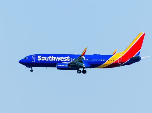aviao-faz-manobra-brusca-no-ar-para-evitar-colisao-e-2-ficam-feridos