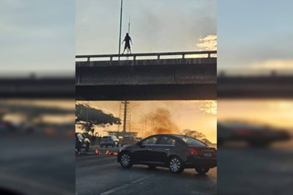 homem-e-preso-apos-incendiar-via-no-eixo-monumental-em-protesto.-veja