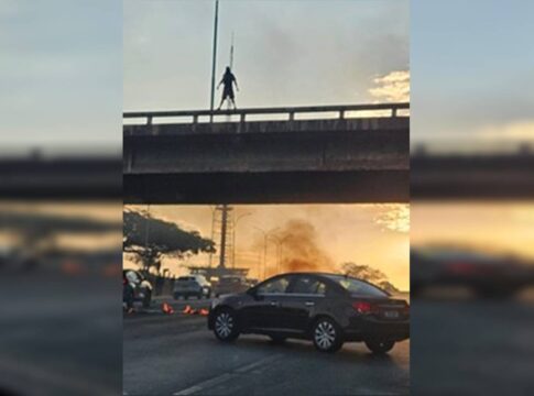 homem-e-preso-apos-incendiar-via-no-eixo-monumental-em-protesto.-veja