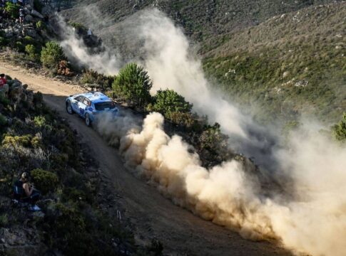 carro-desgovernado-mata-3-pessoas-durante-corrida-de-rali-na-franca