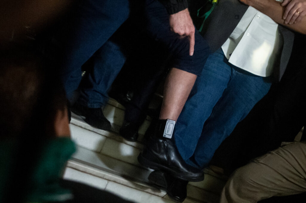 presos-do-8/1-desafiam-o-stf-e-removem-as-tornozeleiras-eletronicas