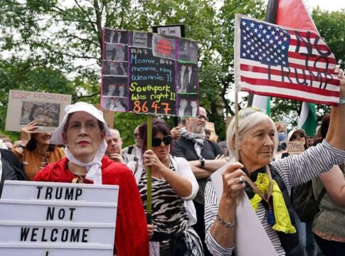 “nao-e-bem-vindo”:-protestos-marcam-visita-de-trump-a-escocia