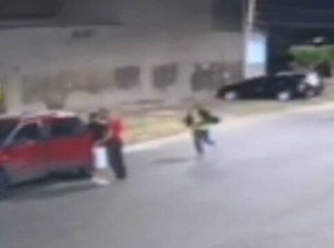 video.-criminosos-rendem-homem-na-rua-e-roubam-carro-no-df