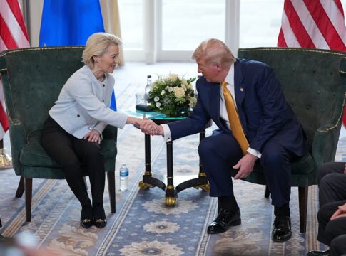 trump-fecha-acordo-com-ue-e-derruba-taxas-de-30%-para-15%