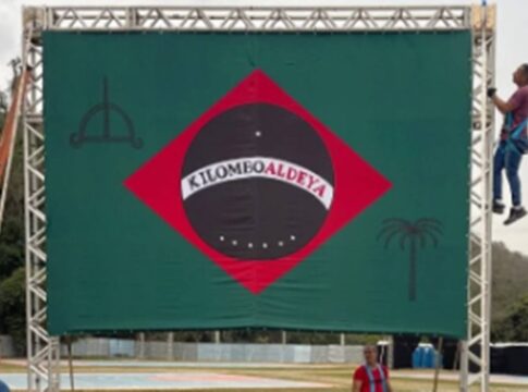 obra-com-releitura-da-bandeira-e-retirada-de-festival-de-inverno-no-rj