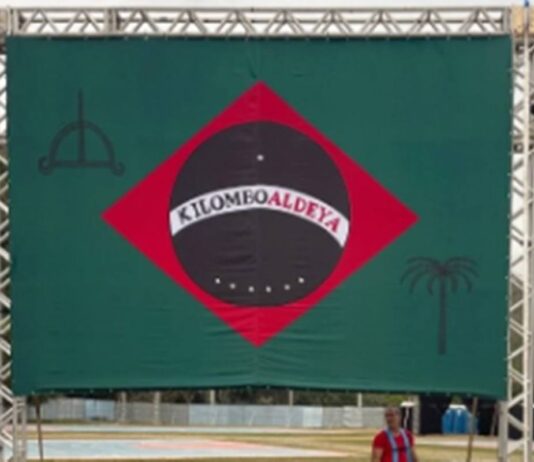 obra-com-releitura-da-bandeira-e-retirada-de-festival-de-inverno-no-rj