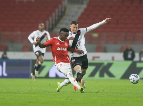 vasco-tem-goleiro-expulso-e-cede-empate-ao-inter-no-fim-do-jogo