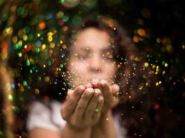 tecnica-viral-usa-spray-de-glitter-para-dedurar-homens-casados-infieis