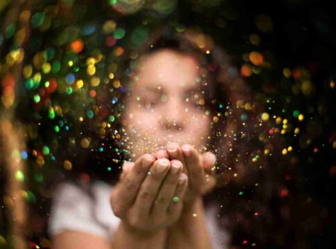 tecnica-viral-usa-spray-de-glitter-para-dedurar-homens-casados-infieis