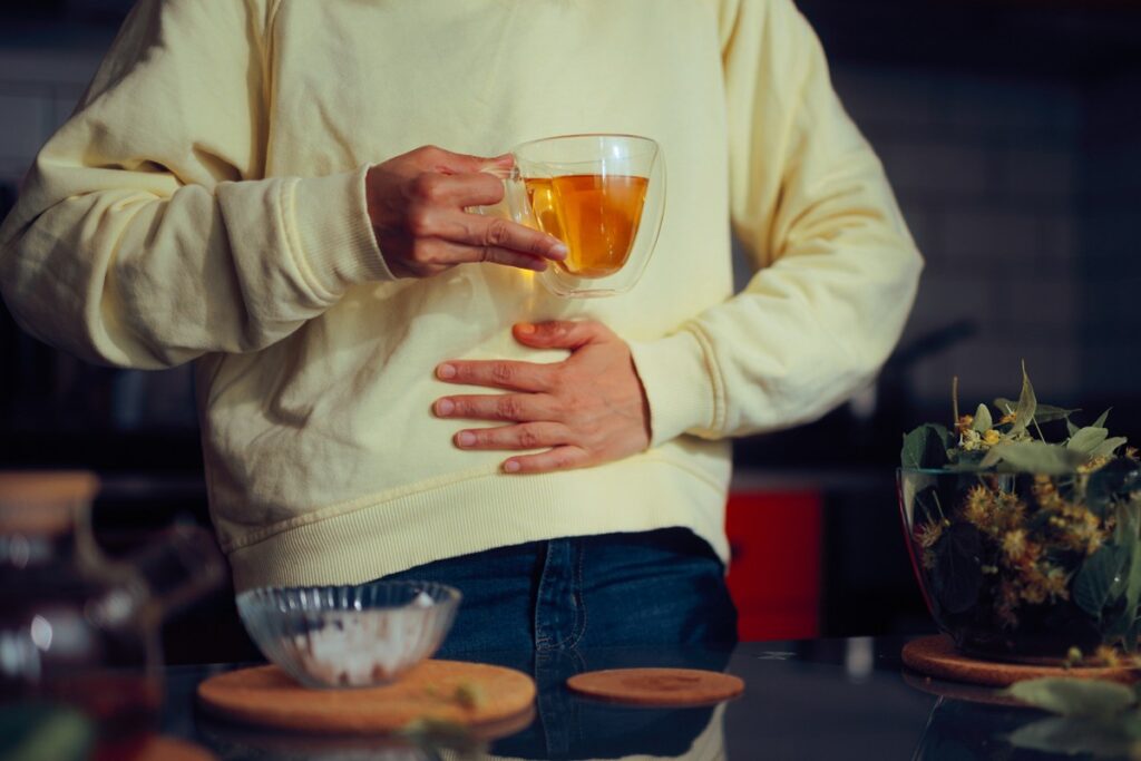 cha-de-2-plantas-reduz-inchaco-e-ajuda-no-controle-da-pressao-arterial