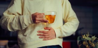 cha-de-2-plantas-reduz-inchaco-e-ajuda-no-controle-da-pressao-arterial