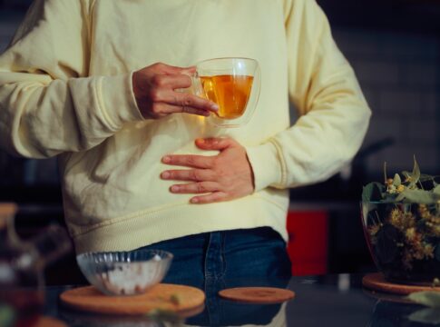 cha-de-2-plantas-reduz-inchaco-e-ajuda-no-controle-da-pressao-arterial