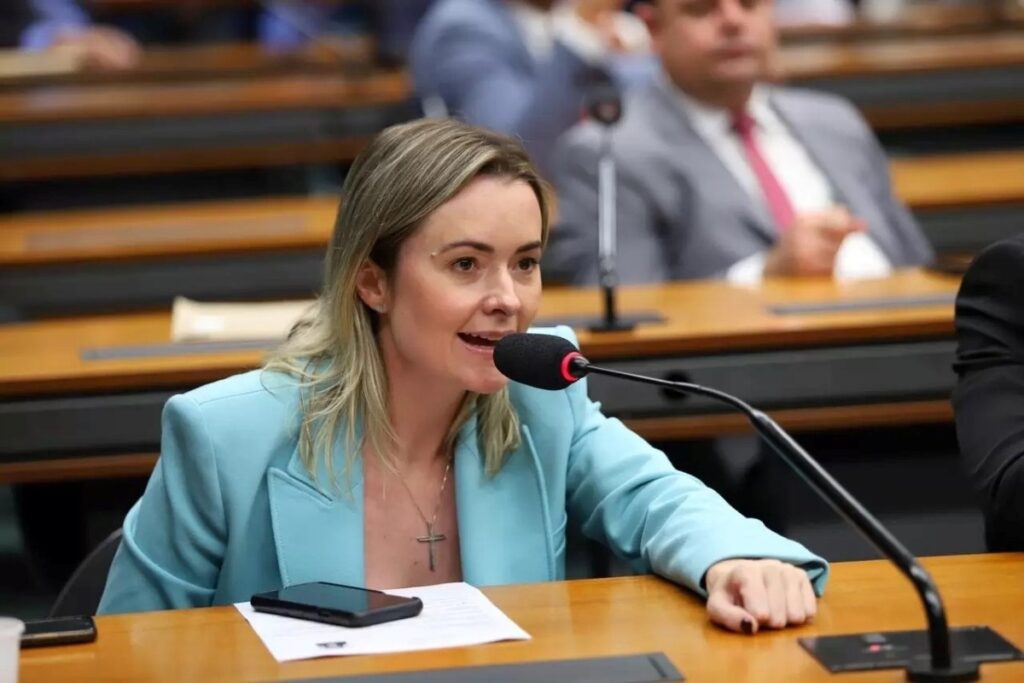 deputada-rebate-janones-apos-denuncia:-“estou-em-licenca-maternidade”