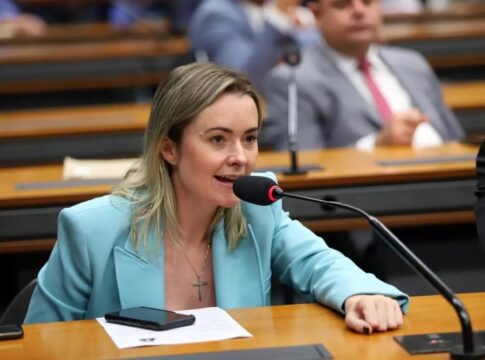deputada-rebate-janones-apos-denuncia:-“estou-em-licenca-maternidade”