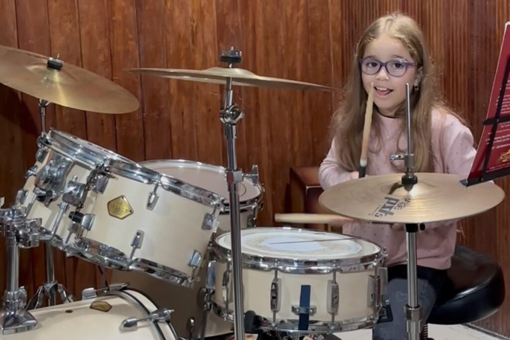 menina-de-8-anos-impressiona-na-bateria-e-recebe-elogio-de-pitty