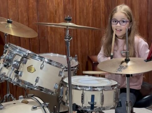 menina-de-8-anos-impressiona-na-bateria-e-recebe-elogio-de-pitty
