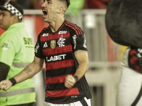 flamengo-vence-o-galo-e-e-o-novo-lider-do-campeonato-brasileiro