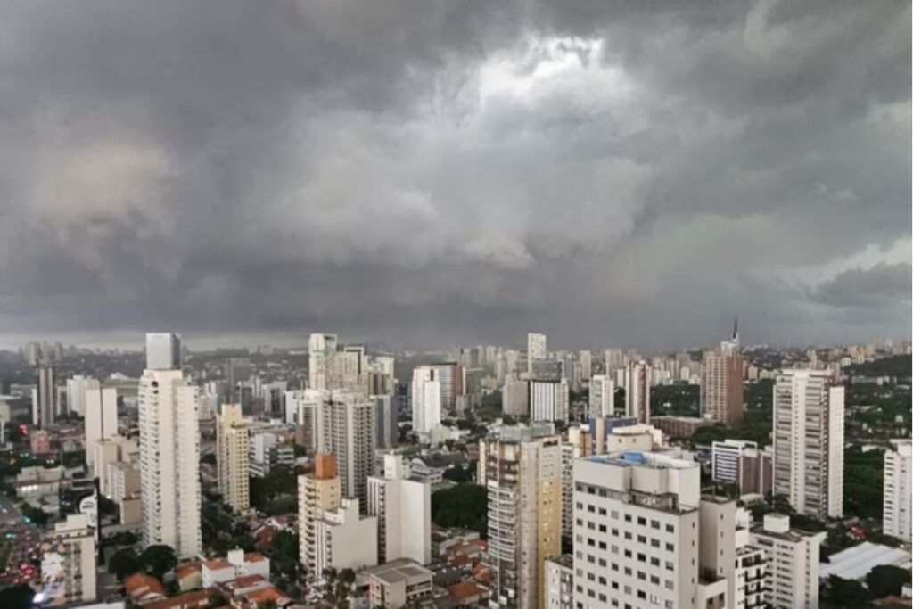 frente-fria-deve-trazer-ventos-fortes-de-ate-90-km/h-para-sp